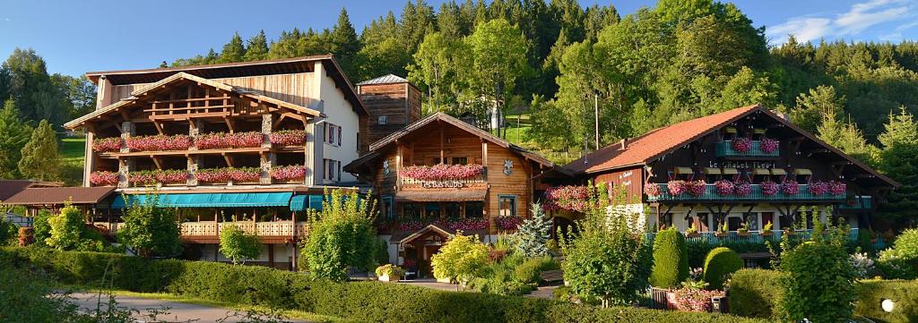 ジェラールメにあるLes Bas-Ruptsの花の目の前の大きな建物