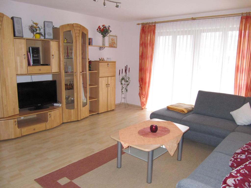 ein Wohnzimmer mit einem Sofa und einem Tisch in der Unterkunft Ferienwohnung Abendstille mit Balkon und TG in Bamberg