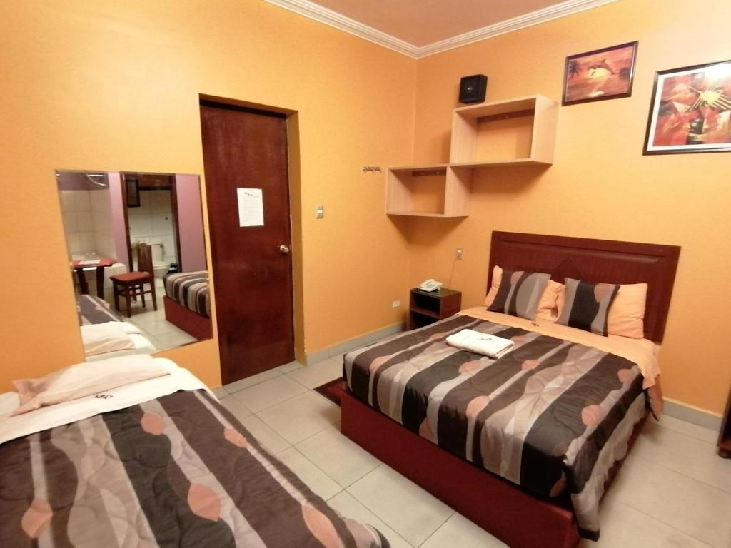 una camera con 2 letti di Hostal GQ a Lima