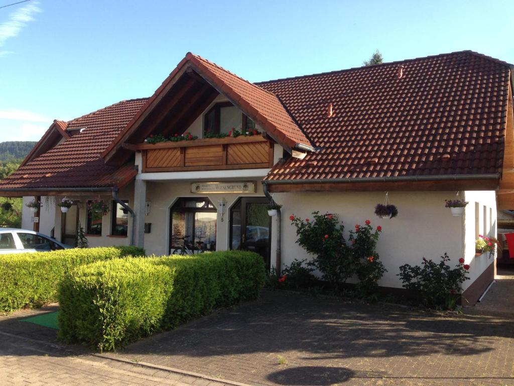 une maison avec un toit brun dans l'établissement Pension Wiesengrund, à Seebach