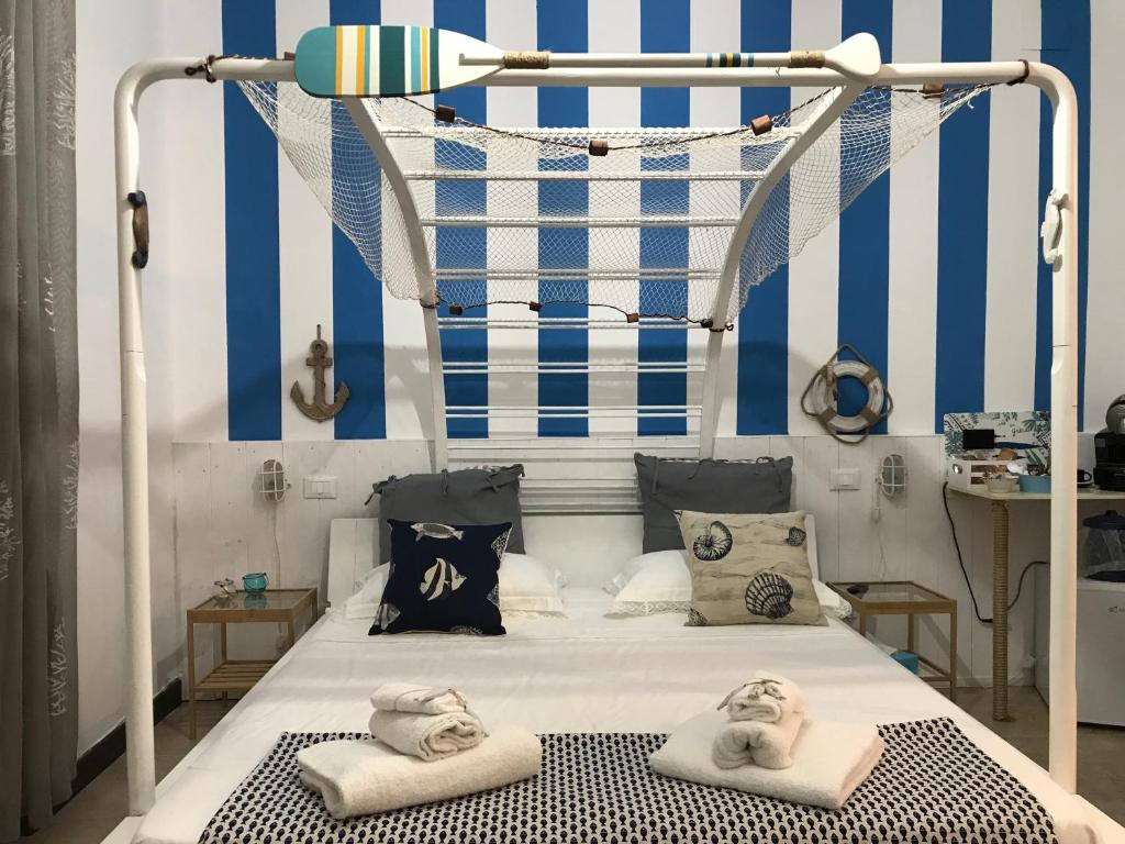a bedroom with a bed with towels on it at Il Giardino di Gianni in La Spezia