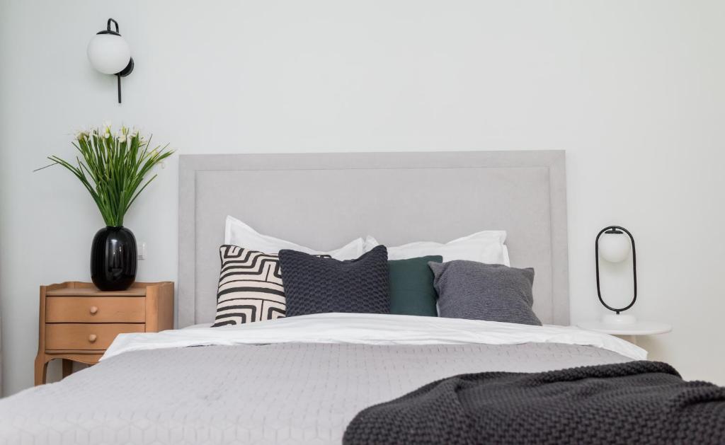 Explore the City from Its Center in a Chic Balcony Apartment - Apartamento De Tres Habitaciones