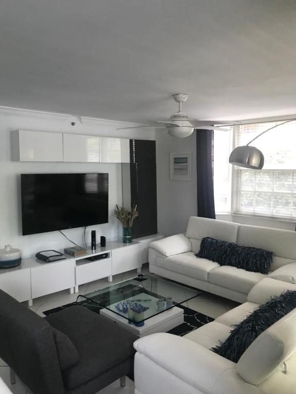 TV a/nebo společenská místnost v ubytování The Nautical! Amazing 3Bed 2Bath Apartment at Aventura Yacht Club