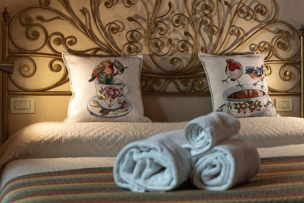 Un pat sau paturi într-o cameră la La Tosca Rooms & studios
