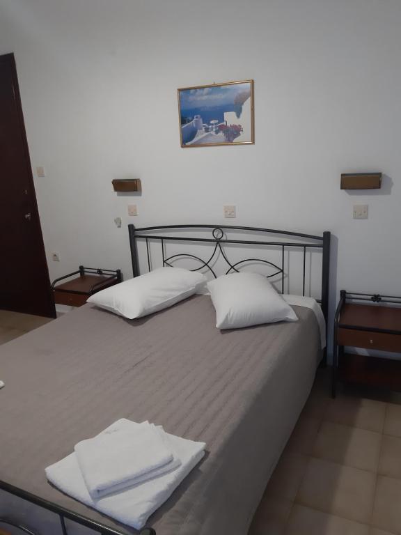 Postel nebo postele na pokoji v ubytování Villa Firostefani