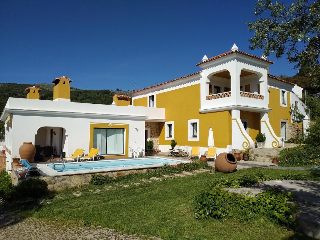 a villa with a swimming pool and a house at Casa da Paleta in Castelo de Vide
