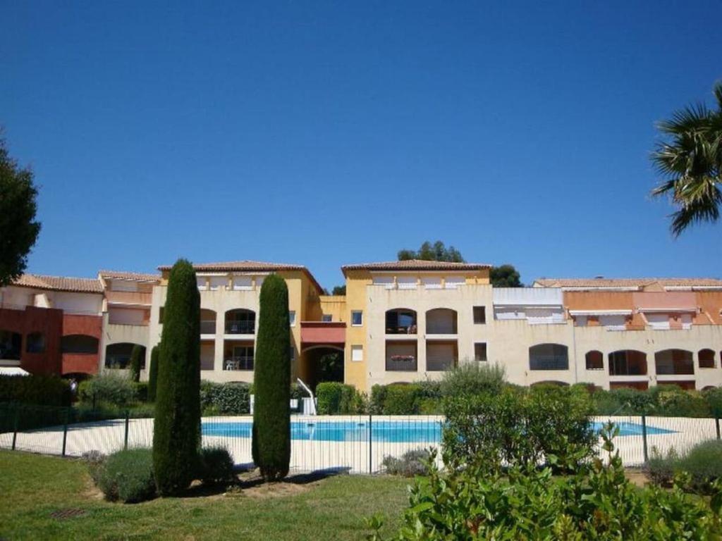 un gran edificio con una piscina frente a él en Le Noisetier, en Cavalaire-sur-Mer