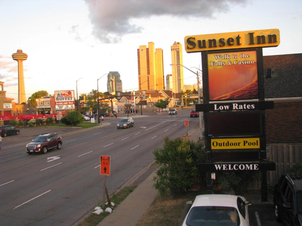 een uitzicht op een straat met auto's op de weg bij Sunset Inn in Niagara Falls