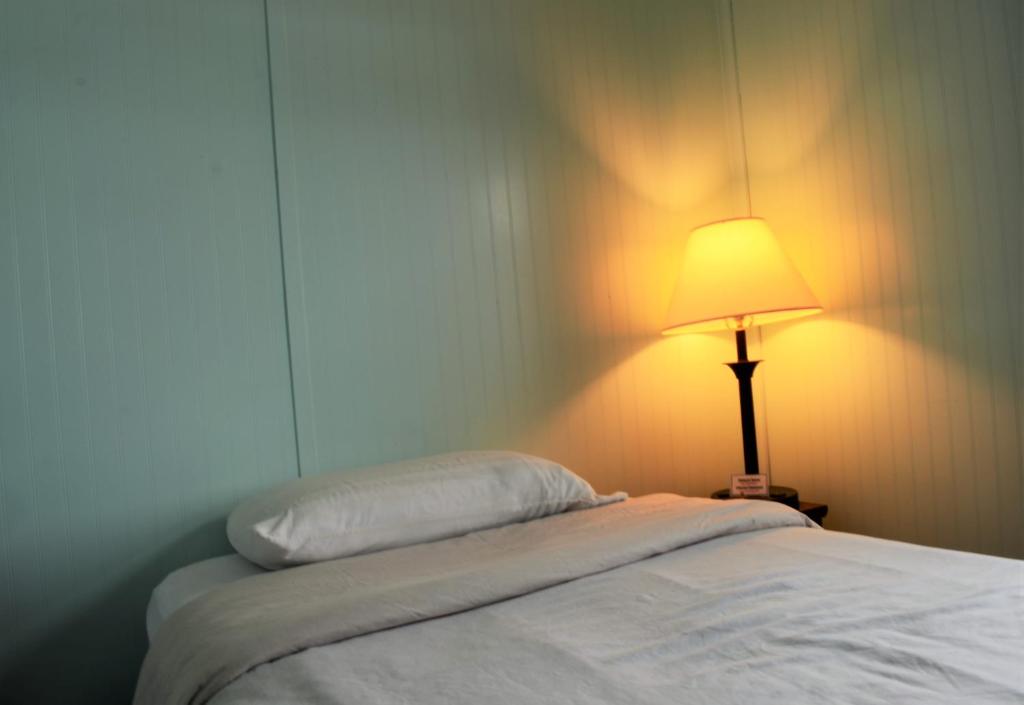 Postel nebo postele na pokoji v ubytování Little River Inn Motel