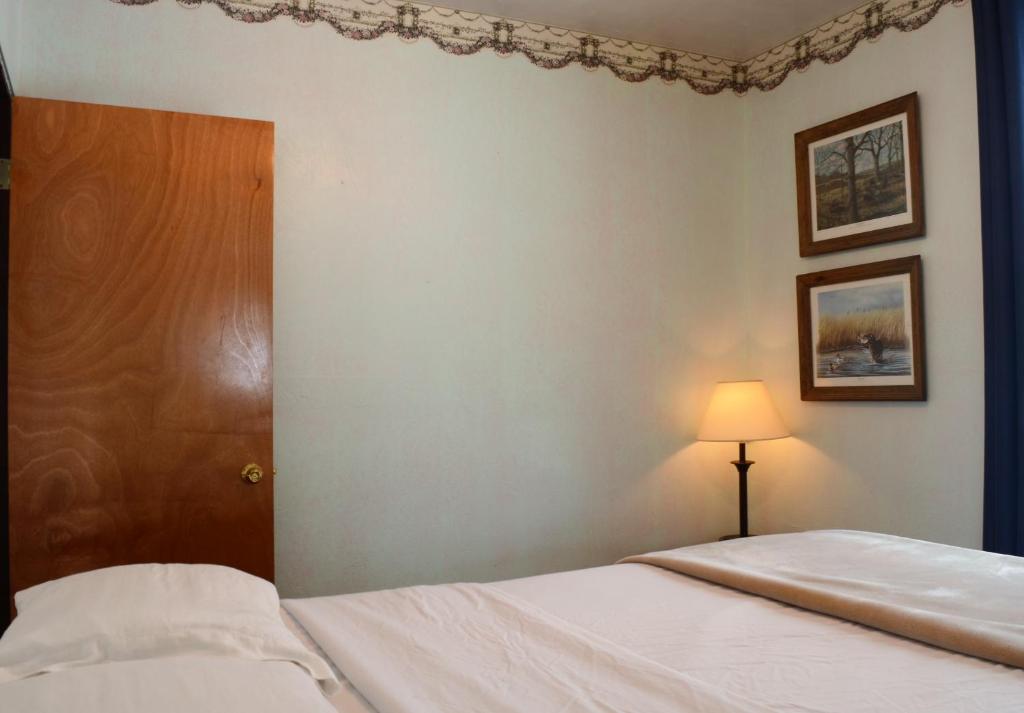 Postel nebo postele na pokoji v ubytování Little River Inn Motel
