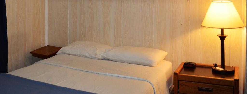 Postel nebo postele na pokoji v ubytování Little River Inn Motel