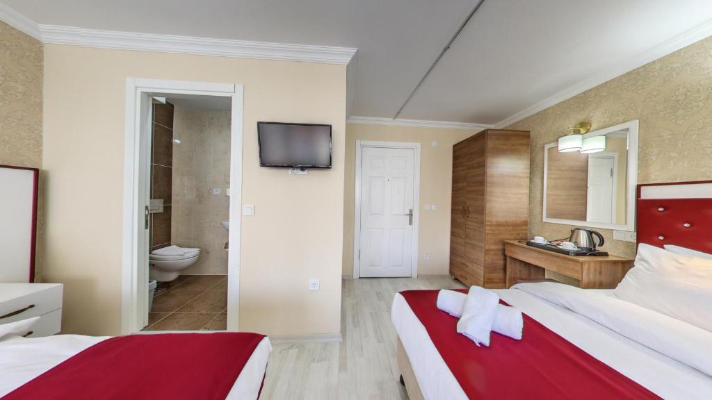 Postel nebo postele na pokoji v ubytování Cihangir Palace Hotel