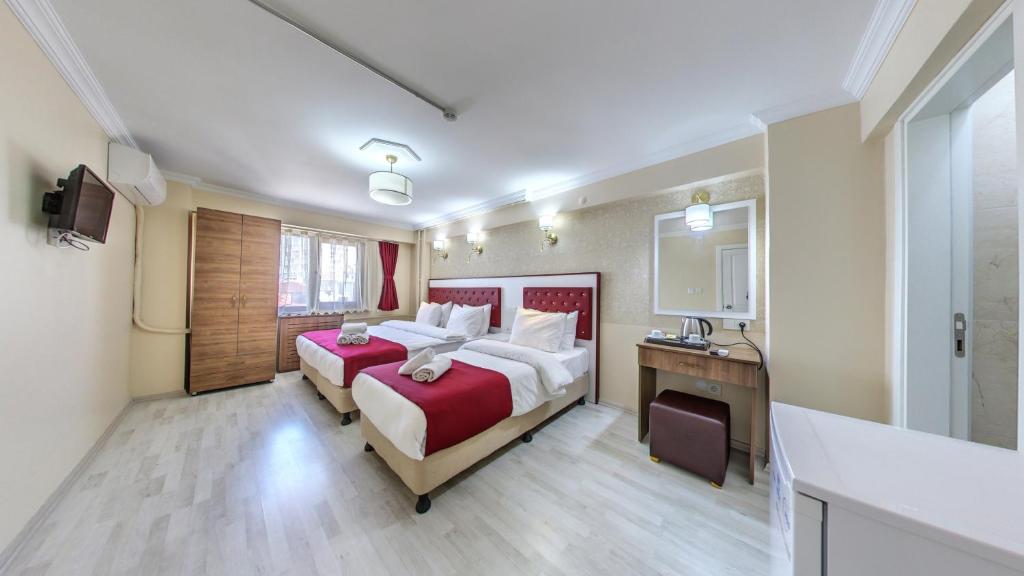 Postel nebo postele na pokoji v ubytování Cihangir Palace Hotel