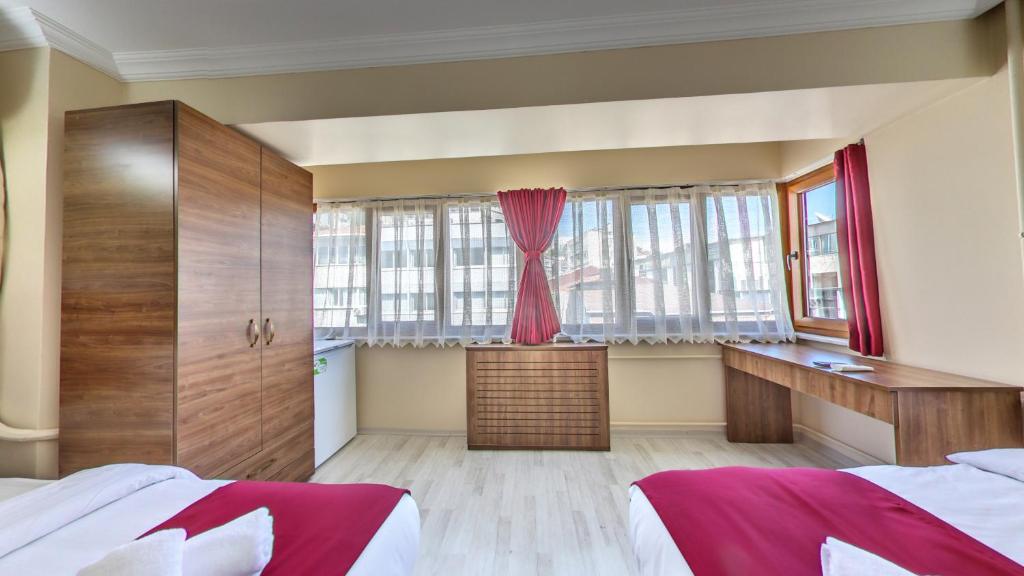 Postel nebo postele na pokoji v ubytování Cihangir Palace Hotel