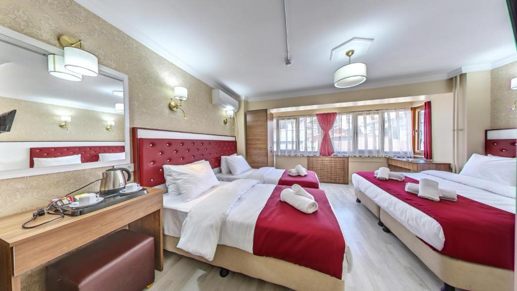 Postel nebo postele na pokoji v ubytování Cihangir Palace Hotel