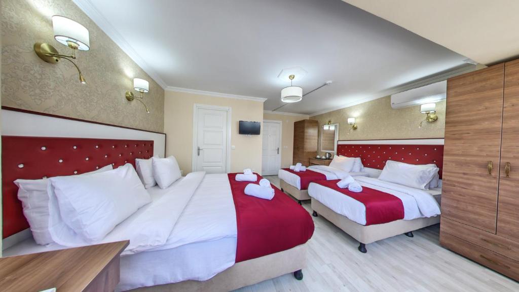 Postel nebo postele na pokoji v ubytování Cihangir Palace Hotel