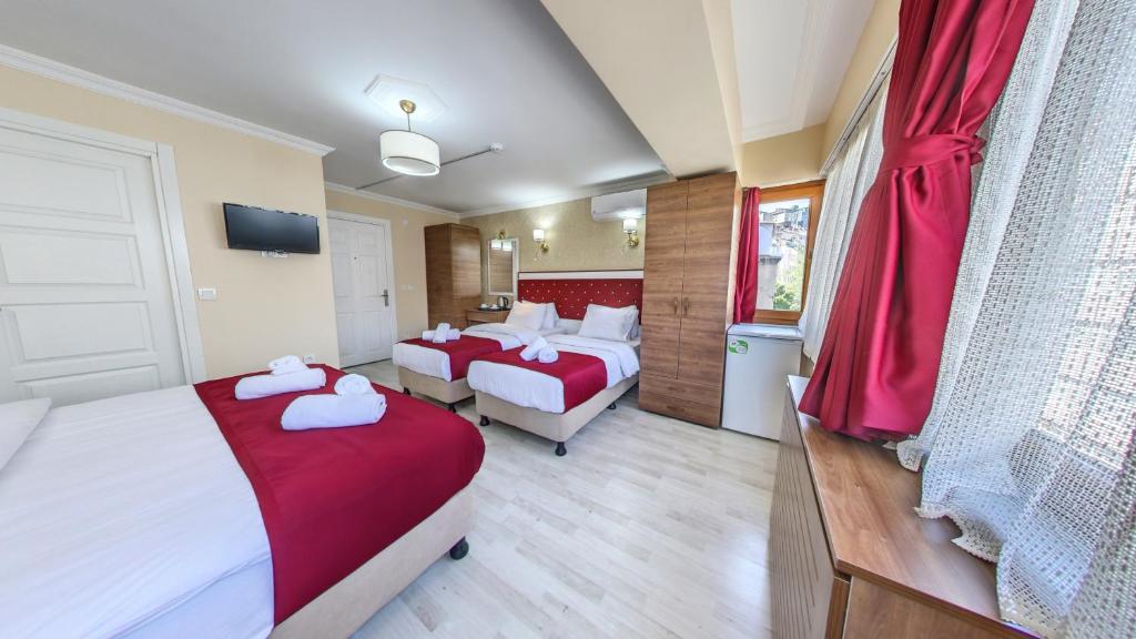 Postel nebo postele na pokoji v ubytování Cihangir Palace Hotel