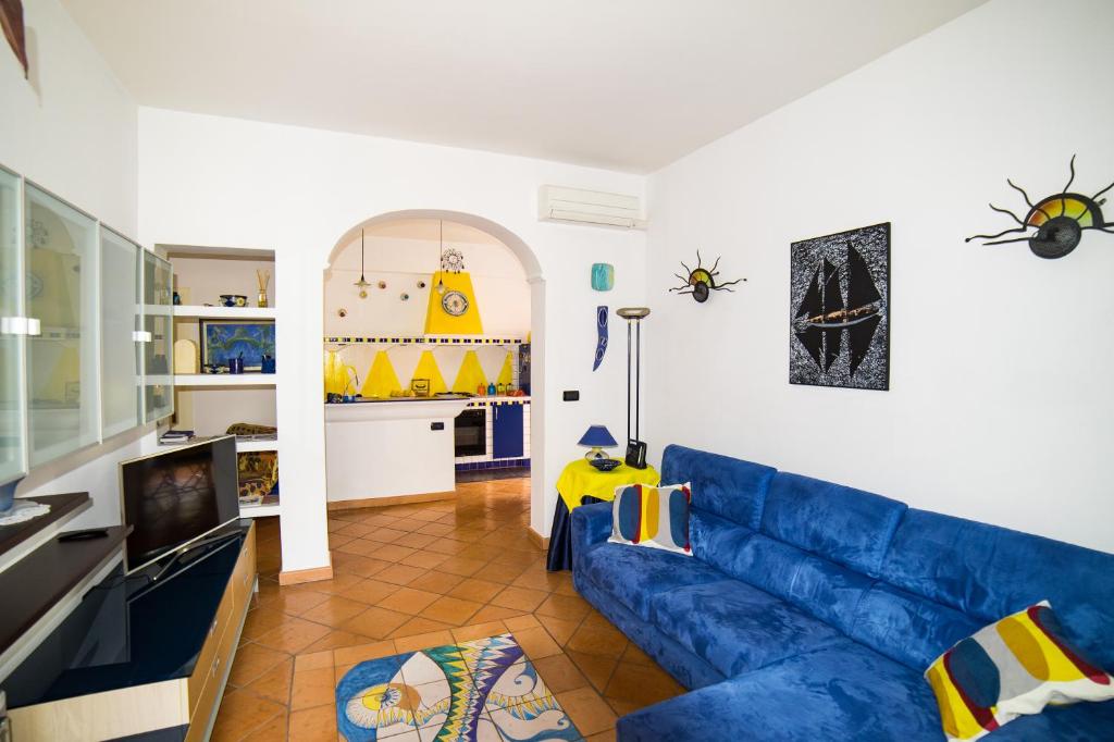 マイオーリにあるHoliday home Amalfi Coast Maioriのリビングルーム(青いソファ、テレビ付)