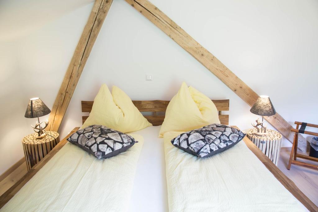 A bed or beds in a room at Gästehaus Reicher