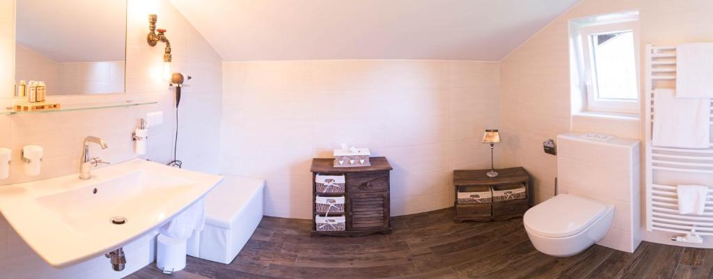 A bathroom at Gästehaus Reicher