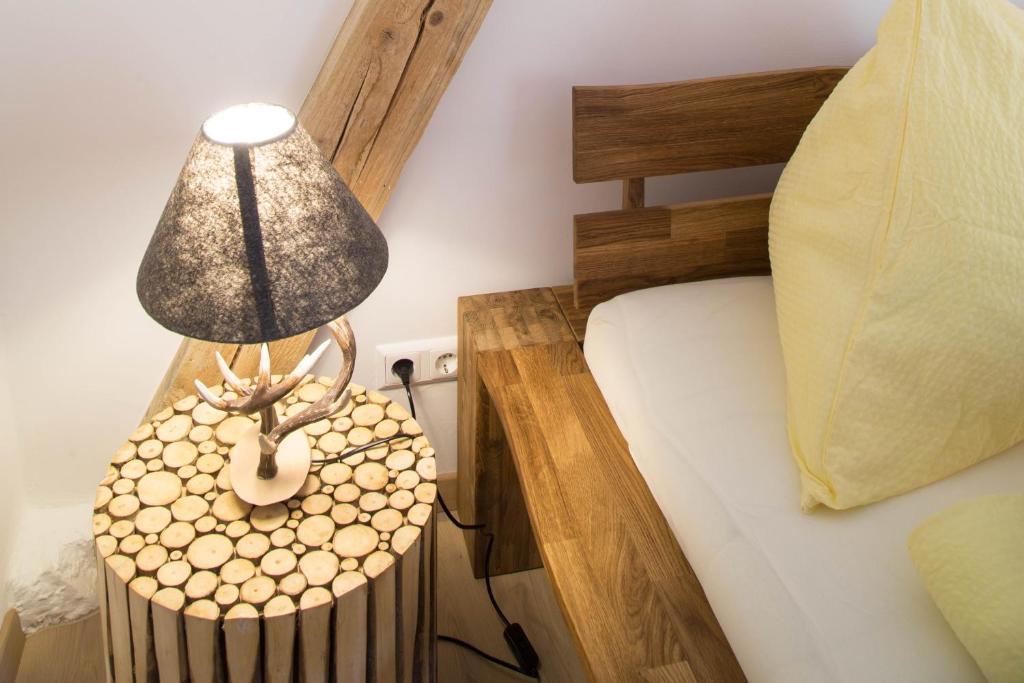 A bed or beds in a room at Gästehaus Reicher