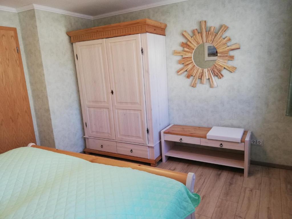 sypialnia z łóżkiem, komodą i lustrem w obiekcie Aquamarina w mieście Bansin
