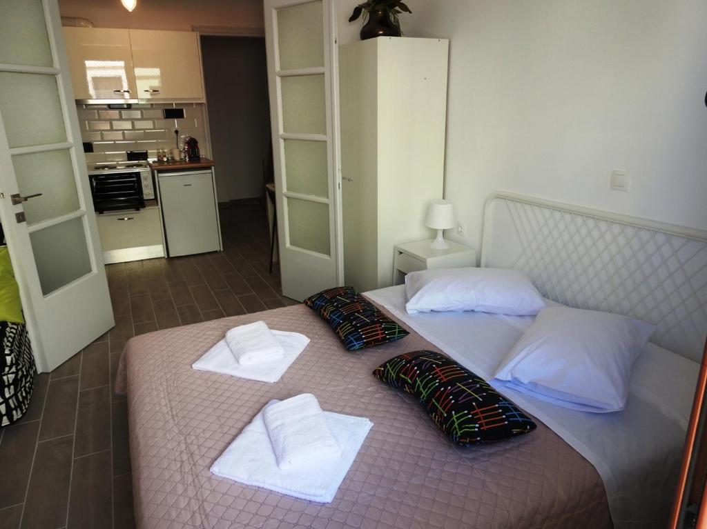 um quarto com uma cama com duas almofadas em Kathopouli Apartment in Ilha de Rhodes