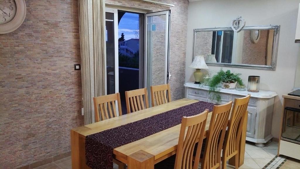 Kuchyňa alebo kuchynka v ubytovaní Apartment Gold & Gray
