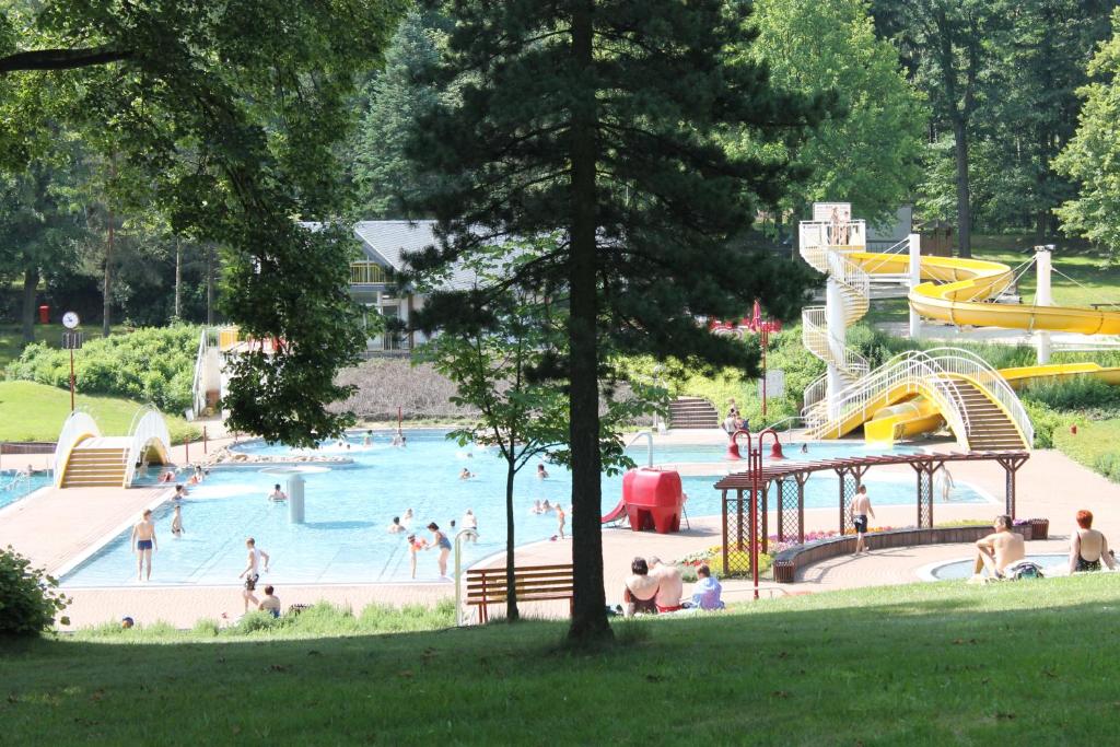 Bazén v ubytování Hotel BB Bahnhof Bertsdorf nebo v jeho okolí