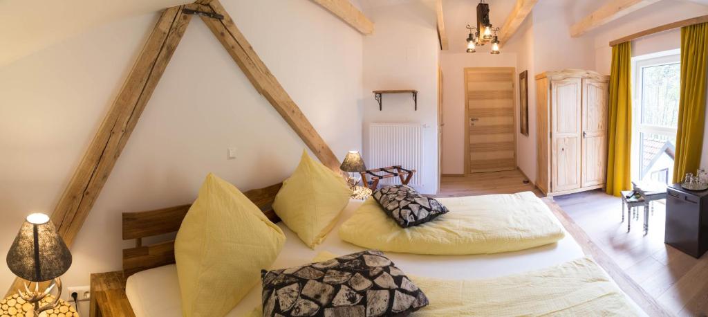 A bed or beds in a room at Gästehaus Reicher