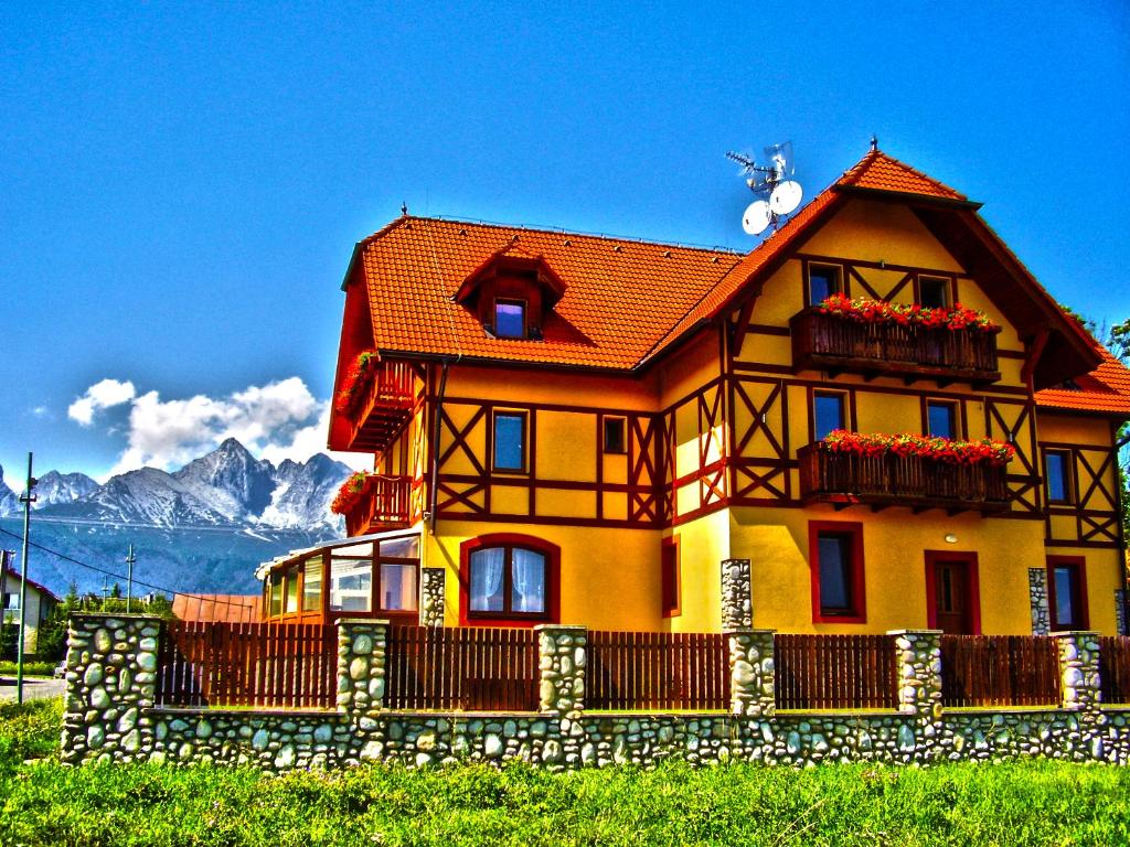 una casa con flores en la parte delantera en Penzion Bado, en Stará Lesná