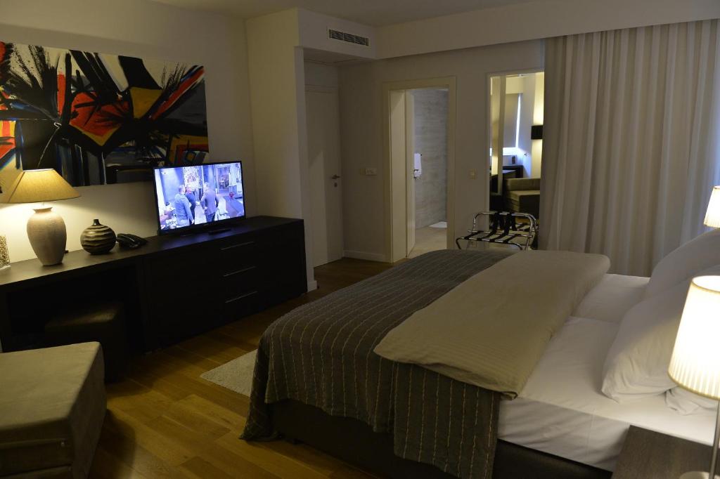 Rooms Villa Ropuš的电视和/或娱乐中心