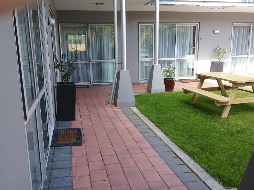 306 Motel Apartments