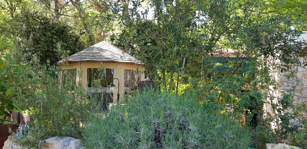 Zahrada ubytování Le Donjon des Combes et son Spa