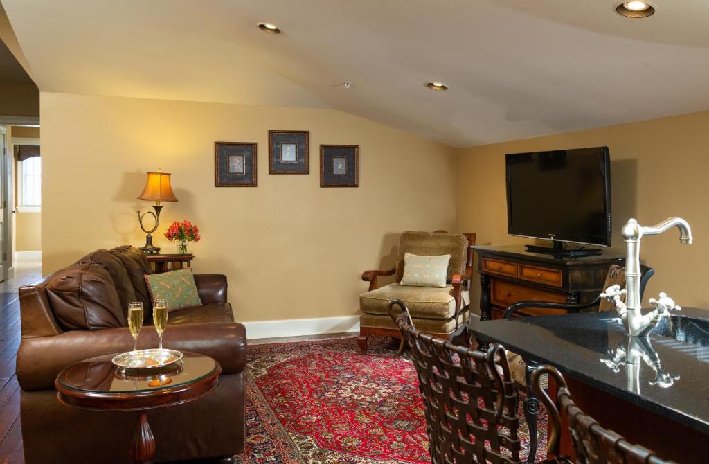 The Inn on West Liberty - Family Room With Private Bathroom