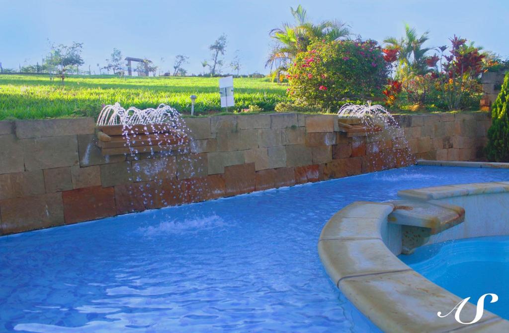 una piscina con una fuente de agua en Aires del Sauzalito, en Barichara