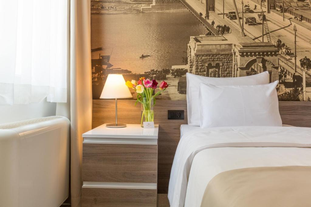 Un pat sau paturi într-o cameră la Hotel Royal Inn
