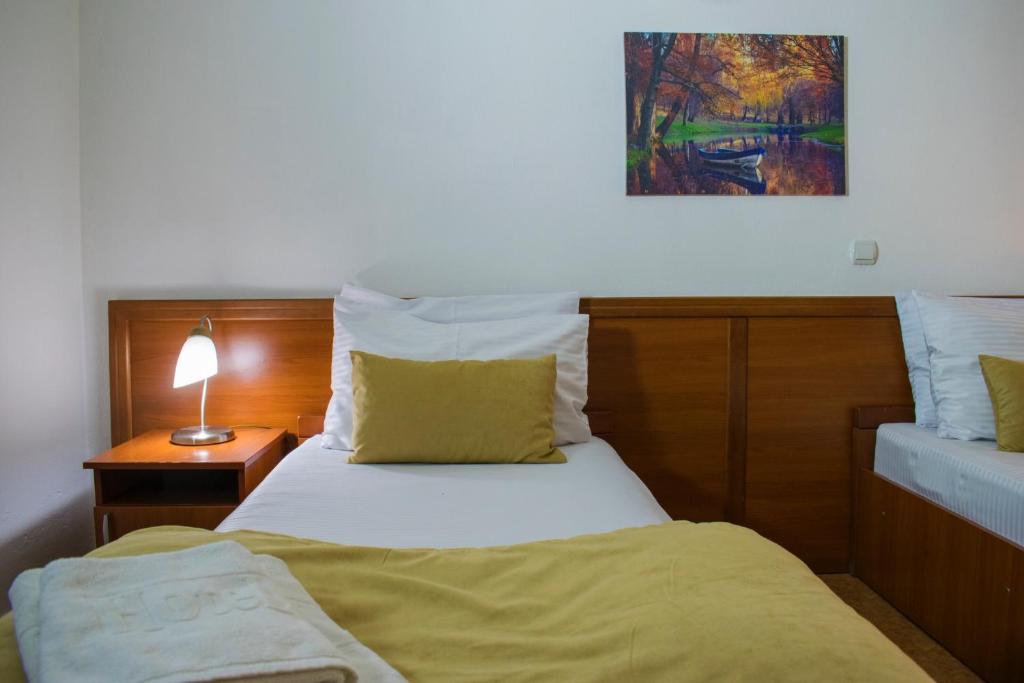 Postel nebo postele na pokoji v ubytování Hotel Dajti