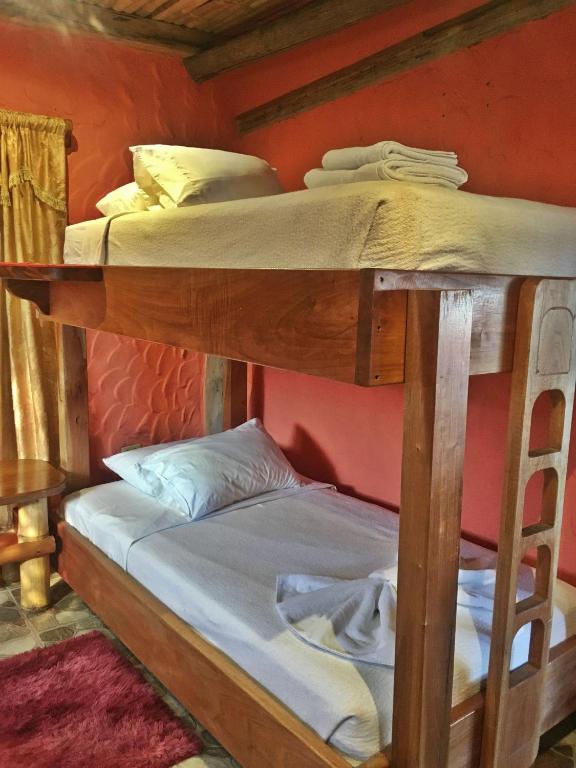 Postel nebo postele na pokoji v ubytování Lonesome George Ecolodge