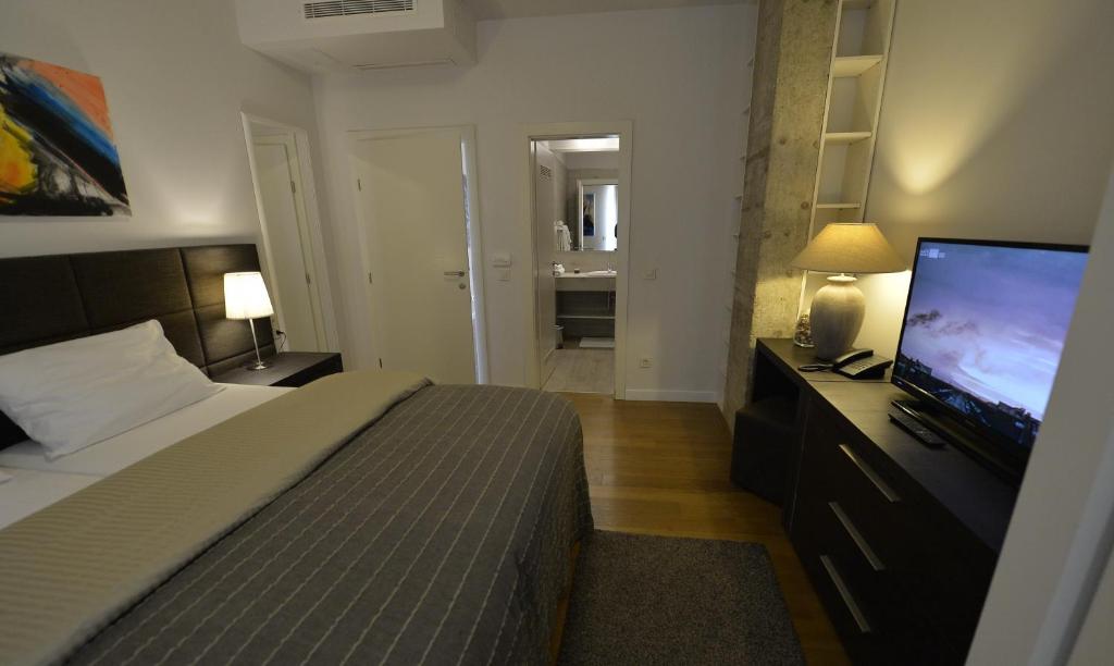 Rooms Villa Ropuš的电视和/或娱乐中心
