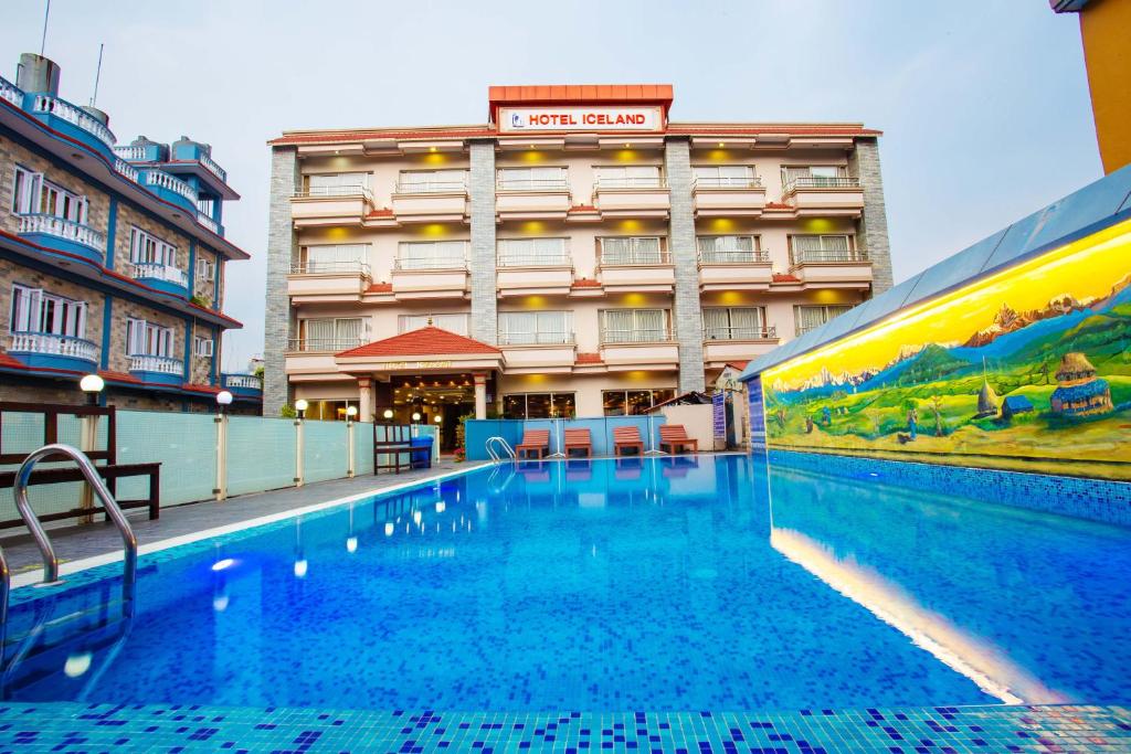 une grande piscine en face d'un hôtel dans l'établissement Hotel Iceland, à Pokhara