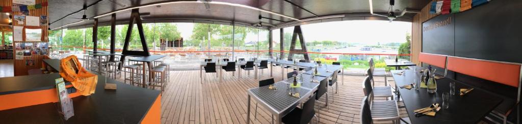 Reštaurácia alebo iné gastronomické zariadenie v ubytovaní Camping & Pension Au an der Donau