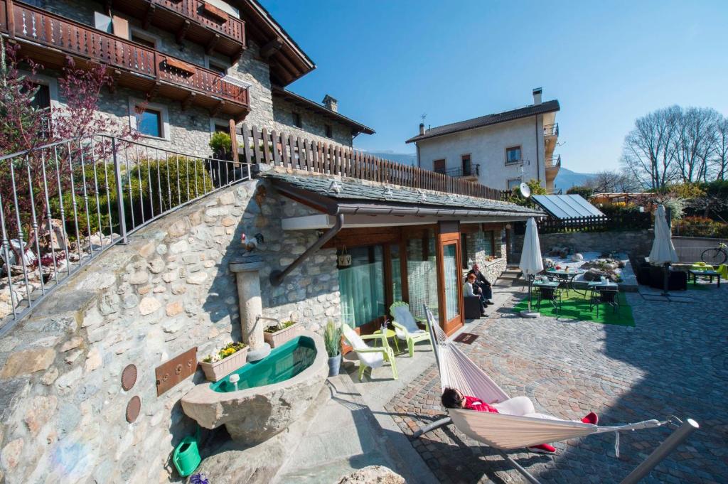 Una casa con un barco a un lado. en B&B Pousada Rio Aosta-servizi di Bed and breakfast en Aosta