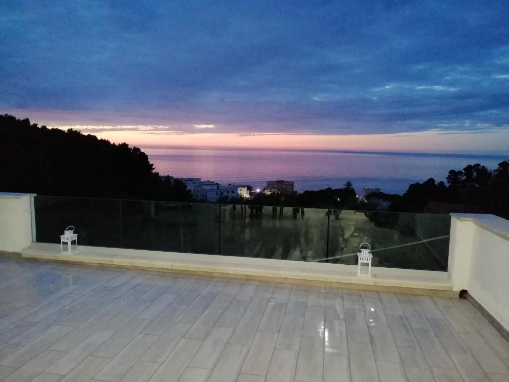 balkon z widokiem na ocean o zmierzchu w obiekcie Calypso Casa vacanze w mieście San Menaio