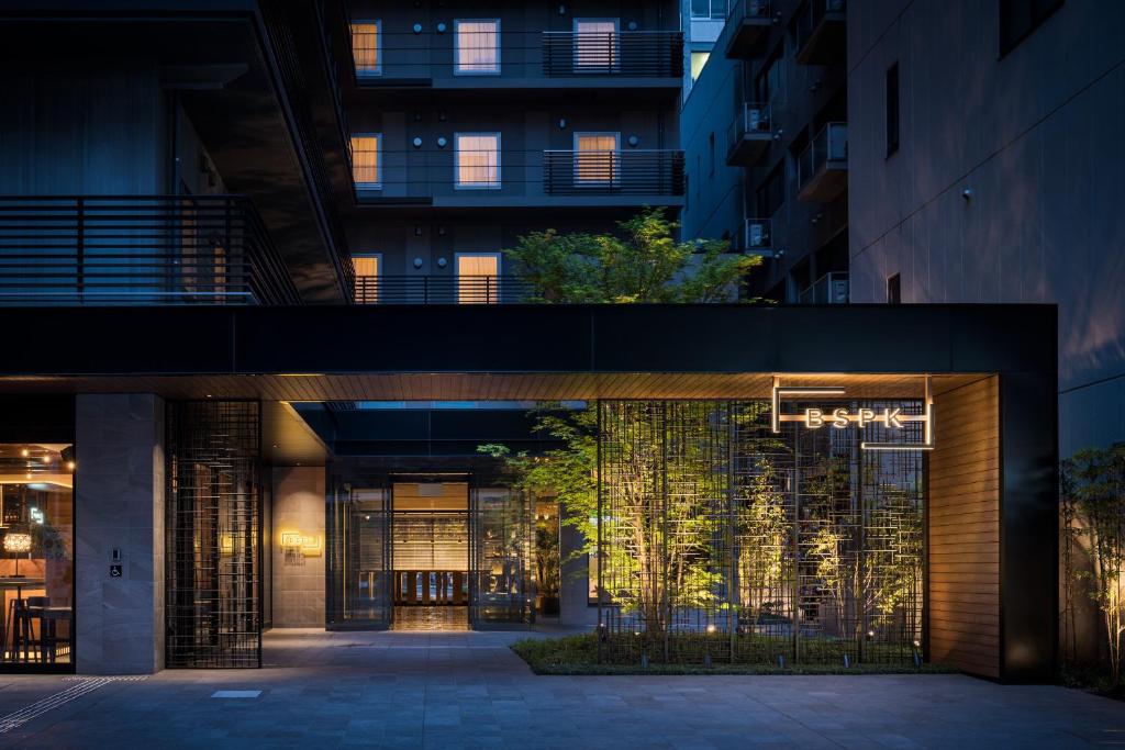 - une entrée pour un bâtiment la nuit dans l'établissement Bespoke Hotel Shinsaibashi, à Osaka