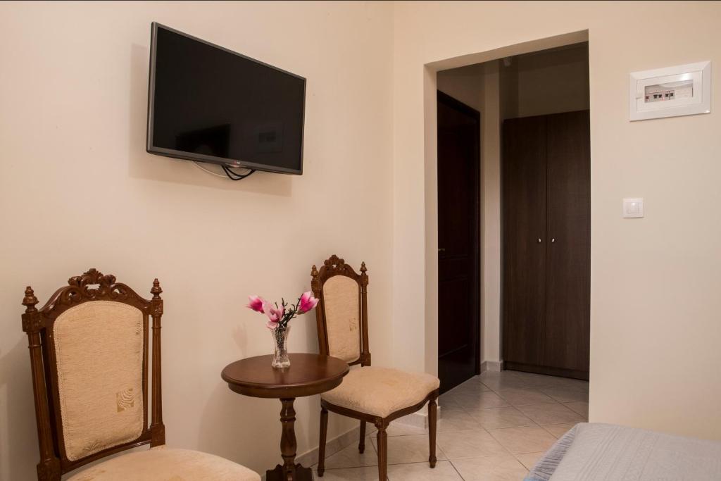 TV a/nebo společenská místnost v ubytování Areti Apartments