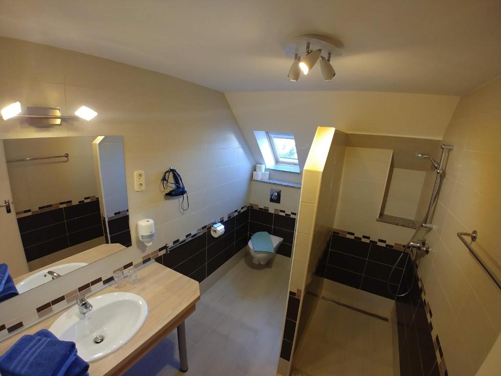Kúpeľňa v ubytovaní Zöld sziget Apartmanház