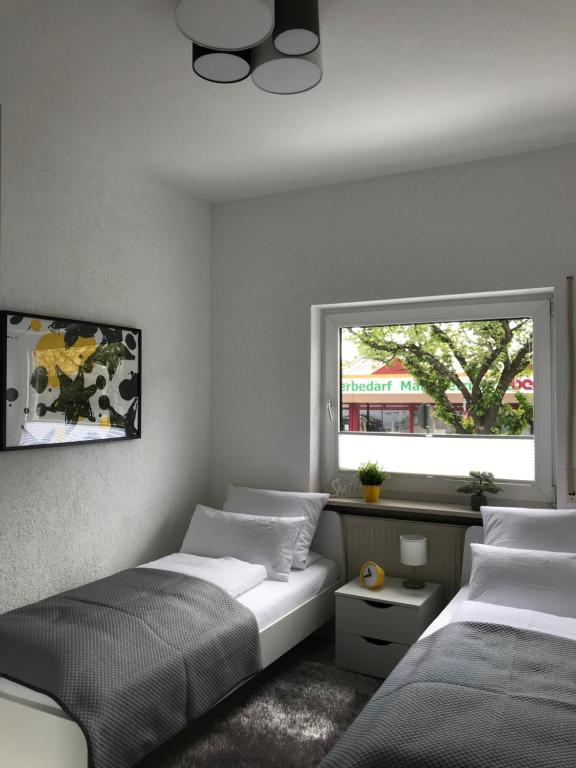 Säng eller sängar i ett rum på xxl Apartment Sinsheim