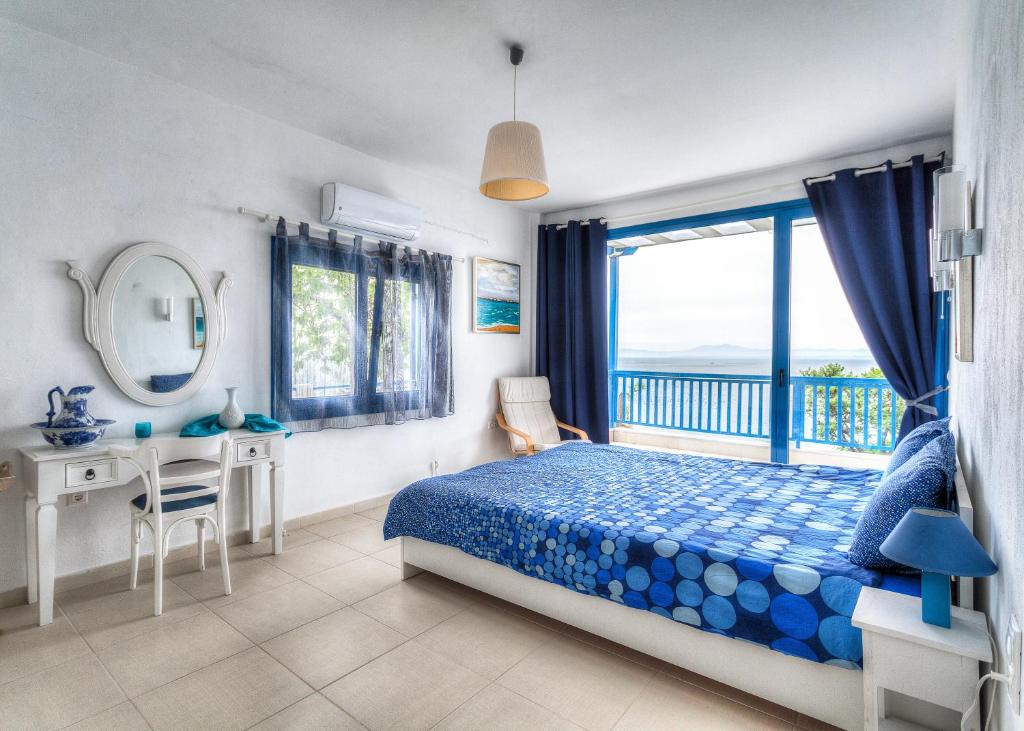 Posteľ alebo postele v izbe v ubytovaní Navy Greece Villa with swimming pool & sea view