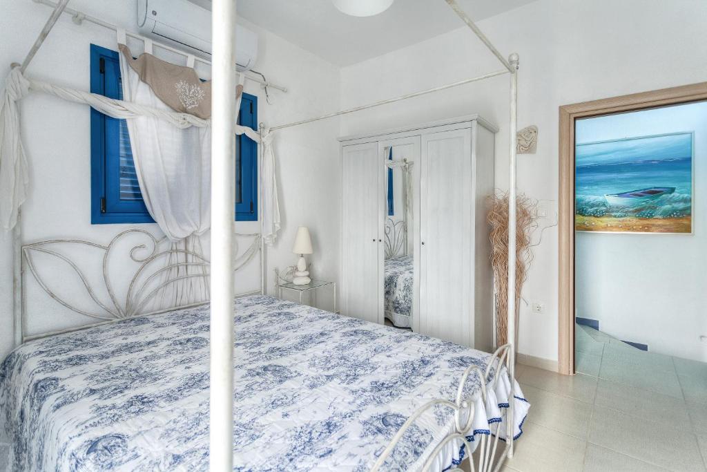 Posteľ alebo postele v izbe v ubytovaní Navy Greece Villa with swimming pool & sea view